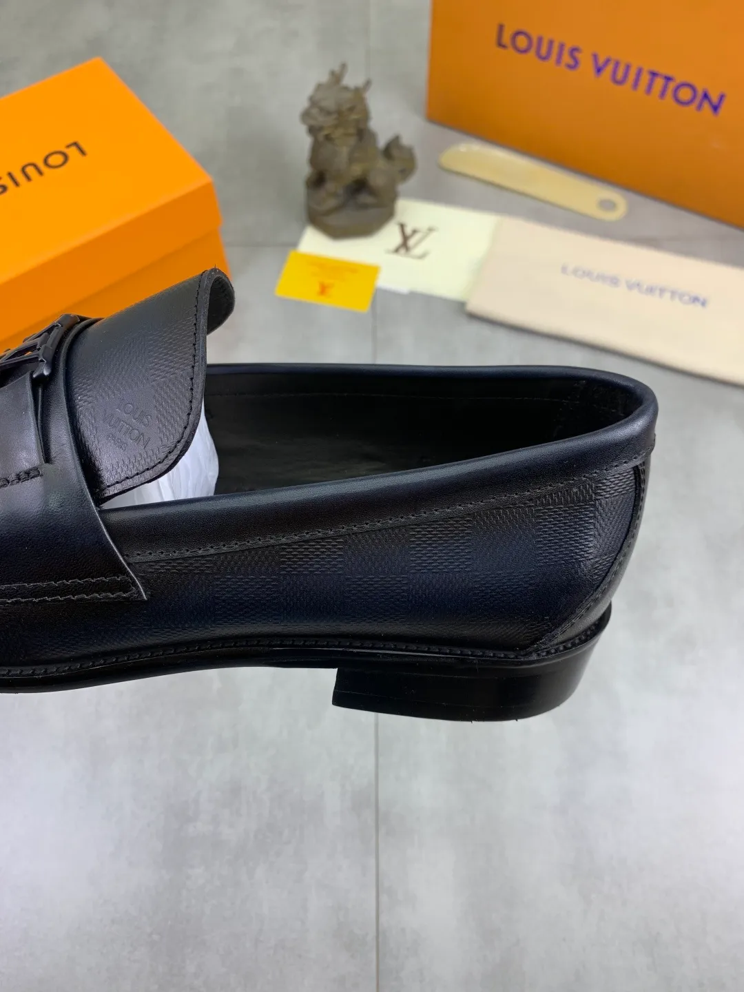 Men's men's shoes 💰P520 New style 💶[LOUIS VUITTON] Water-dyed Niuli Original order New style 🍀LV Louis Vuitton *——Top version of LV classic leather shoes! Made of imported original calfskin, original leather side strips and wear-resistant high-end rubber outsole! High quality products! Color: Black optional Size: 39-44 (45 customized)